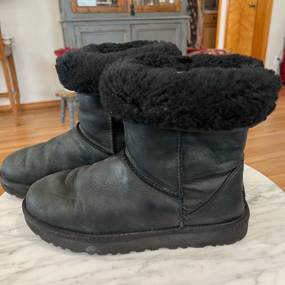 UGG Classic Short Black Leather Boots size 9 - Picture 5 of 9